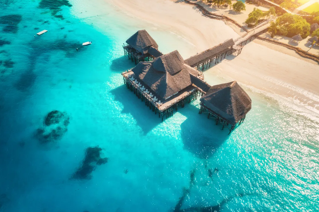 Bungalovi nad tirkiznom lagunom na Maldivima